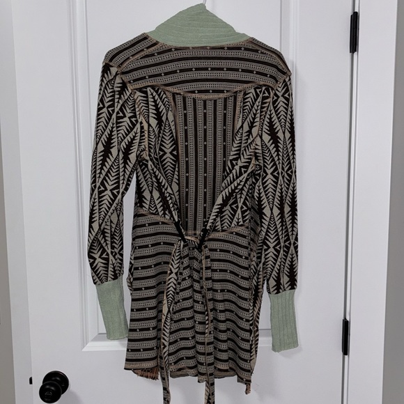 Gimmicks by BKE sweater. Size small. Purchased at The Buckle. - Picture 2 of 6